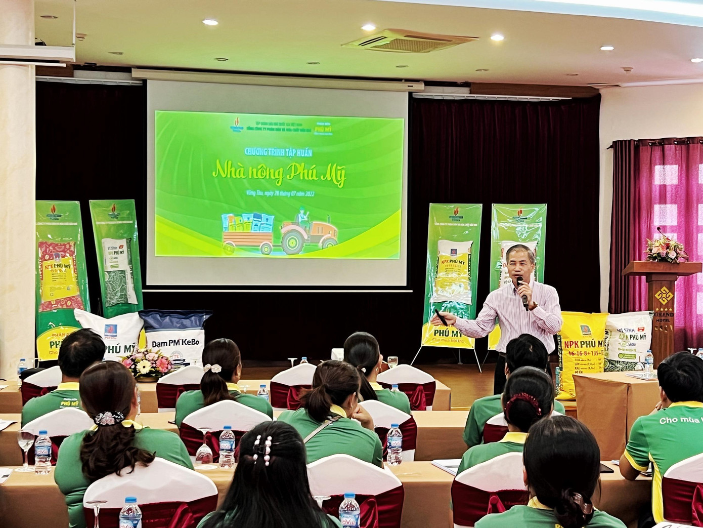 Đội ngũ cán bộ, chuyên gia của PVFCCo hướng dẫn kỹ thuật canh tác tới bà con nông dân