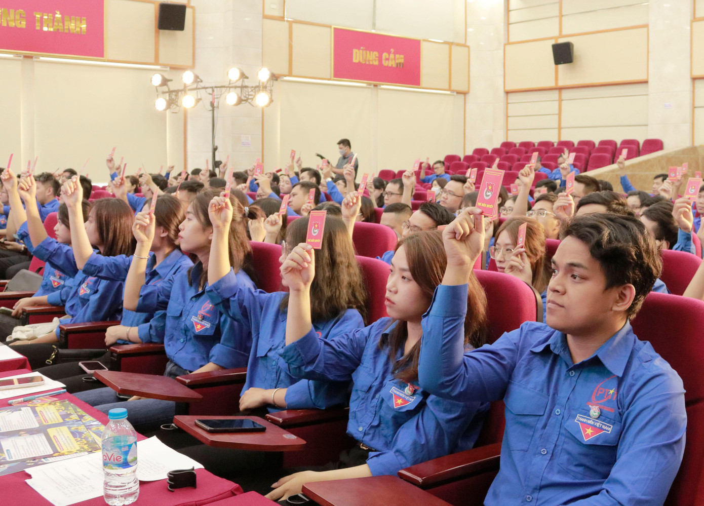 Các đại biểu biểu quyết các nội dung tại Đại hội Các đại biểu biểu quyết các nội dung tại Đại hội