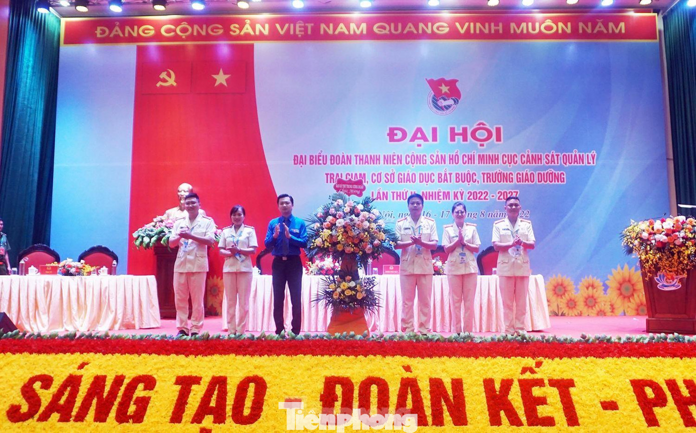 Bí thư Trung ương Đoàn Nguyễn Minh Triết tặng hoa chúc mừng Đại hội Bí thư Trung ương Đoàn Nguyễn Minh Triết tặng hoa chúc mừng Đại hội