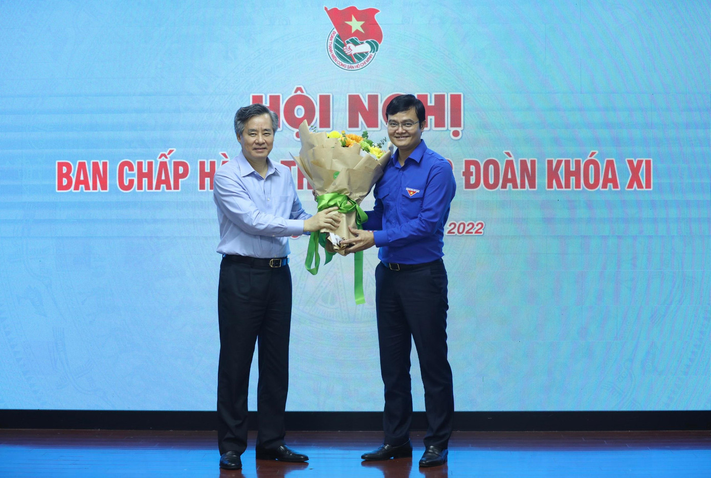 Ông Nguyễn Quang Dương, Uỷ viên T.Ư Đảng, Phó Trưởng Ban Tổ chức Trung ương tặng hoa chúc mừng tân Bí thư thứ nhất T.Ư Đoàn Bùi Quang Huy. Ảnh: Như Ý Ông Nguyễn Quang Dương, Uỷ viên T.Ư Đảng, Phó Trưởng Ban Tổ chức Trung ương tặng hoa chúc mừng tân Bí thư thứ nhất T.Ư Đoàn Bùi Quang Huy. Ảnh: Như Ý