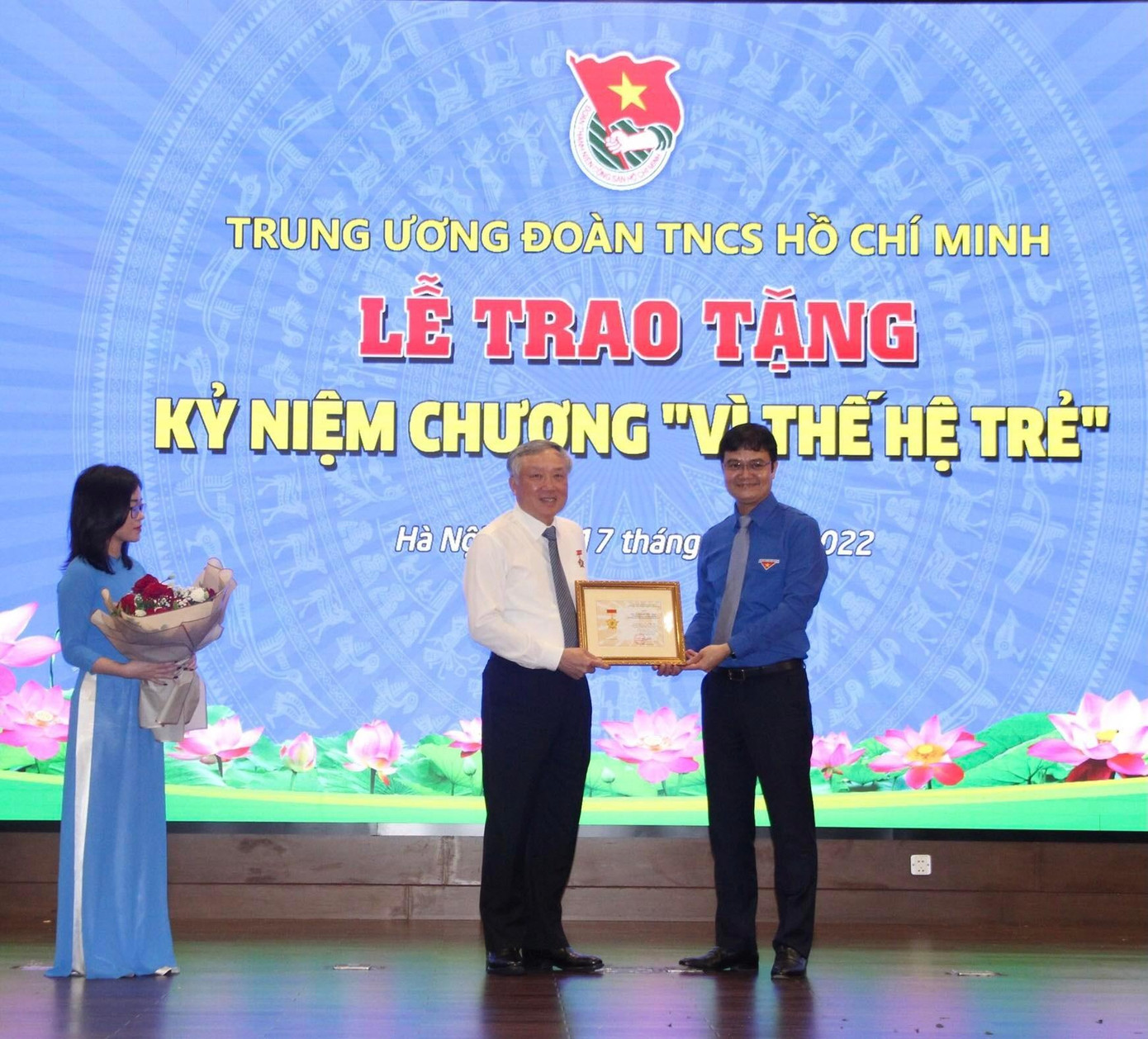 Dịp này, anh Bùi Quang Huy, Uỷ viên dự khuyết T.Ư Đảng, Bí thư thường trực T.Ư Đoàn trao tặng Kỷ niệm chương Vì thế hệ trẻ cho ông Nguyễn Hoà Bình, Uỷ viên Bộ Chính trị, Bí thư T.Ư Đảng, Chánh án toà án nhân dân tối cao. Dịp này, anh Bùi Quang Huy, Uỷ viên dự khuyết T.Ư Đảng, Bí thư thường trực T.Ư Đoàn trao tặng Kỷ niệm chương Vì thế hệ trẻ cho ông Nguyễn Hoà Bình, Uỷ viên Bộ Chính trị, Bí thư T.Ư Đảng, Chánh án toà án nhân dân tối cao.