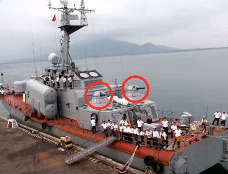 Hỏa lực phòng không của tàu gồm 2 tổ hợp pháo phòng không tầm cực gần Ak-630 (vòng tròn đỏ) và tổ hợp tên lửa đối không tầm thấp Igla-1M. Hỏa lực này được dùng để tấn công tiêu diệt tất cả mục tiêu trên không bảo vệ tàu