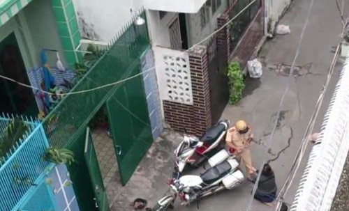 Cô gái còn nắm quần viên cảnh sát để xin xỏ