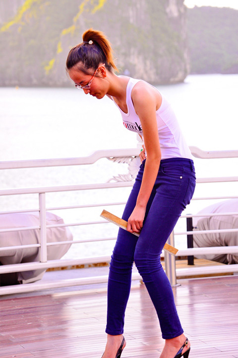 Hay bắt thí sinh phải kẹp một chiếc thước ở giữa hai chân để giữ cho chân luôn khép khi sải bước