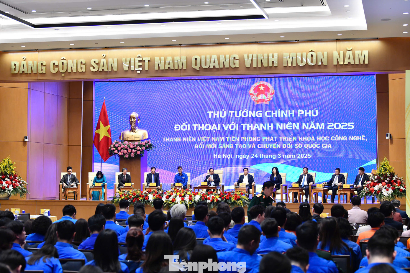 Thủ tướng và lãnh đạo các bộ, ngành tại cuộc đối thoại với thanh niên. Ảnh: Như Ý Thủ tướng và lãnh đạo các bộ, ngành tại cuộc đối thoại với thanh niên. Ảnh: Như Ý