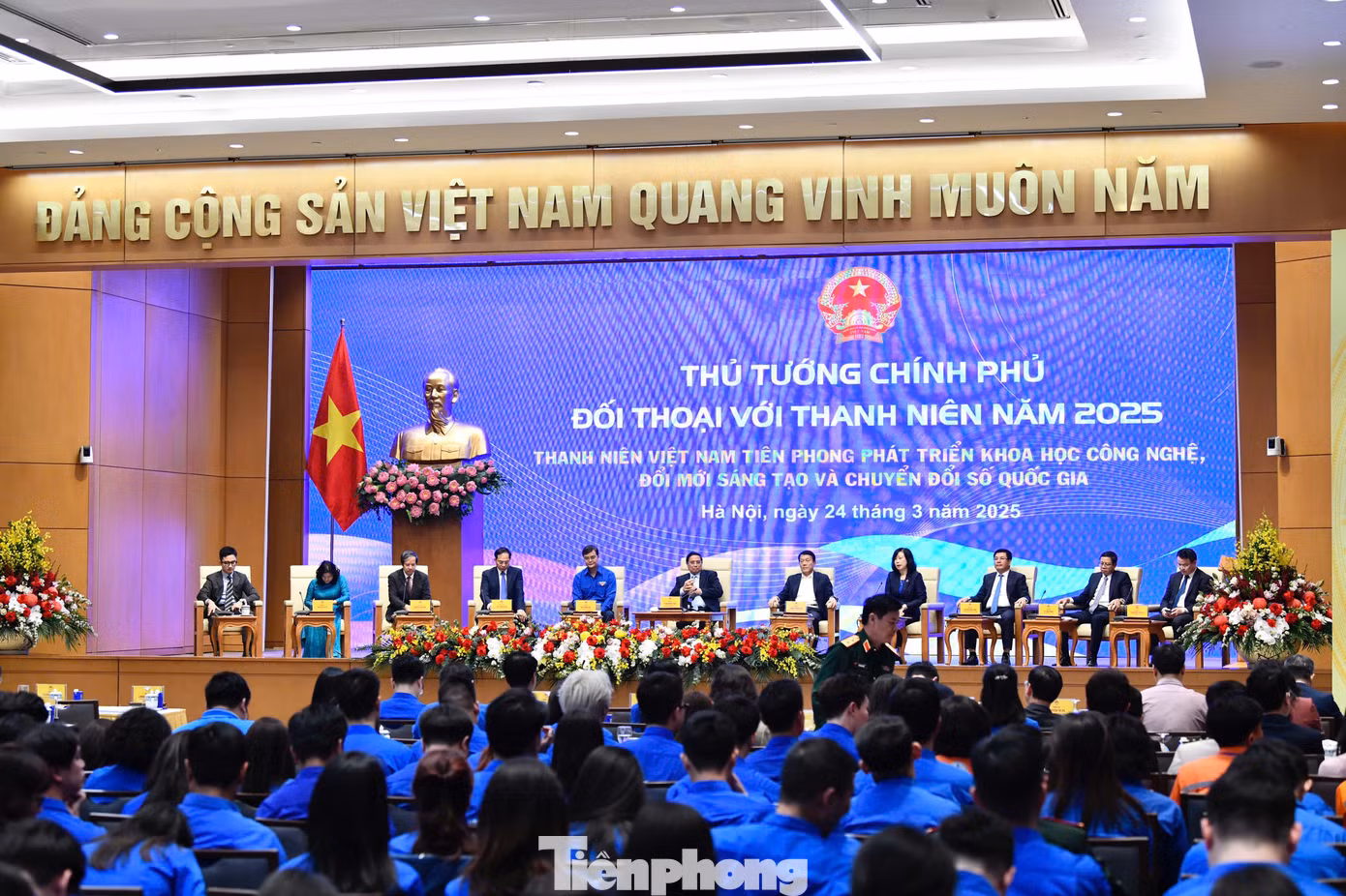 Thủ tướng và lãnh đạo các bộ, ngành tại cuộc đối thoại với thanh niên. Ảnh: Như Ý Thủ tướng và lãnh đạo các bộ, ngành tại cuộc đối thoại với thanh niên. Ảnh: Như Ý
