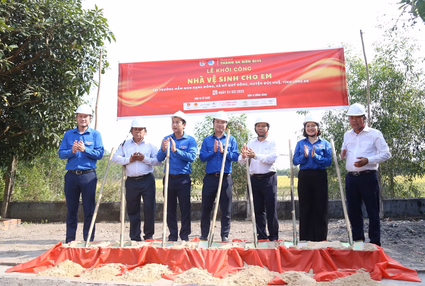 Anh Nguyễn Tường Lâm - Bí thư T.Ư Đoàn, Chủ tịch T.Ư Hội LHTN Việt Nam dự chương trình Tháng Ba biên giới và các hoạt động an sinh tại Long An.