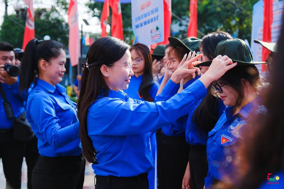 Chị Nguyễn Phạm Duy Trang - Bí thư T.Ư Đoàn, Chủ tịch Hội đồng Đội Trung ương dự lễ khởi động Tháng Thanh niên năm 2025 và phát động phong trào “Bình dân học vụ số”, hưởng ứng “Ngày thứ 7 văn minh” tại Bình Dương.