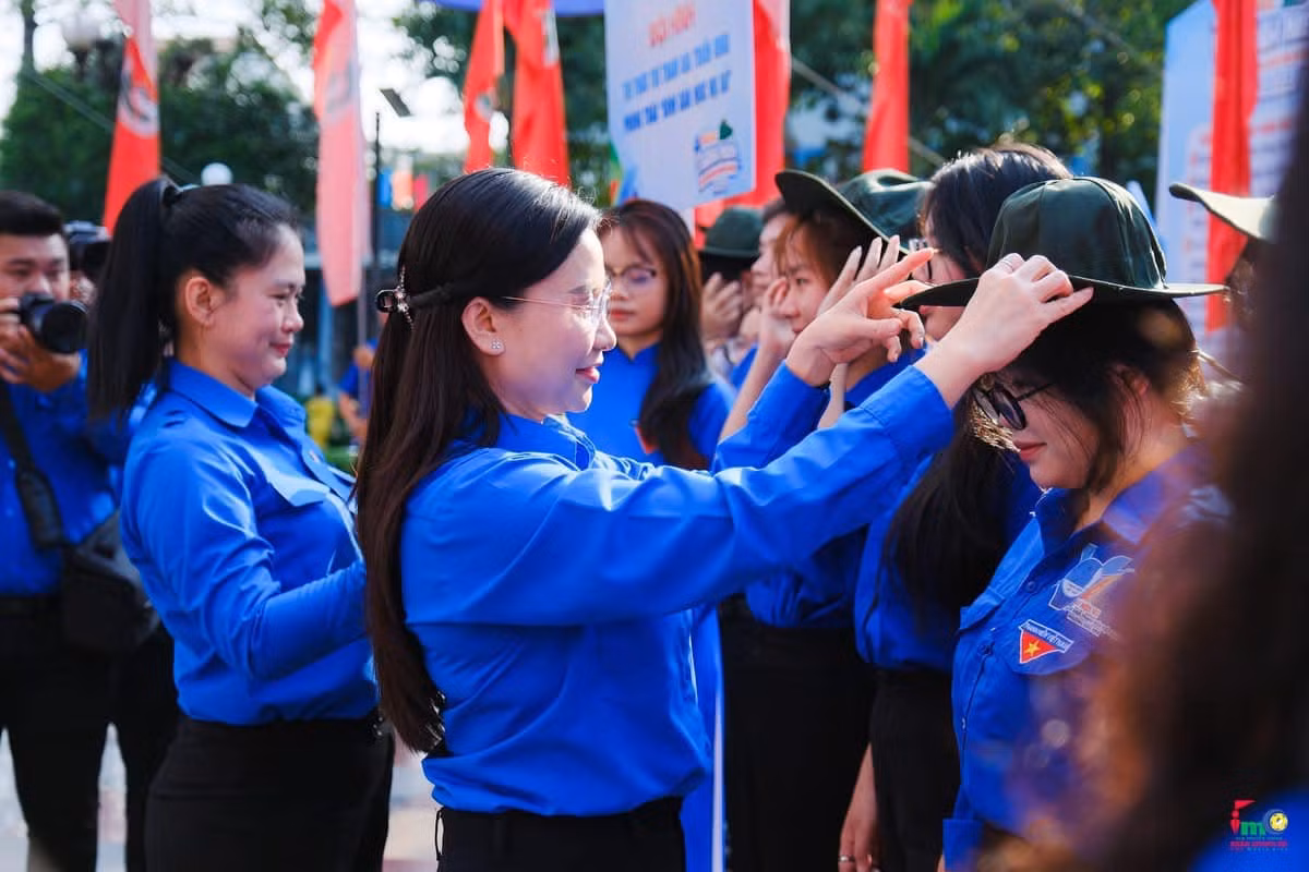 Chị Nguyễn Phạm Duy Trang - Bí thư T.Ư Đoàn, Chủ tịch Hội đồng Đội Trung ương dự lễ khởi động Tháng Thanh niên năm 2025 và phát động phong trào “Bình dân học vụ số”, hưởng ứng “Ngày thứ 7 văn minh” tại Bình Dương.