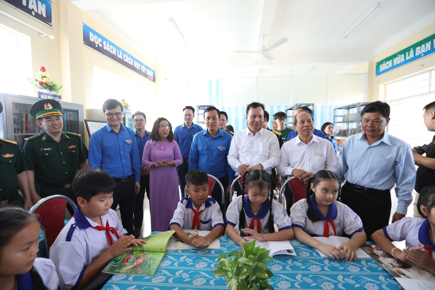 Bí thư thứ nhất T.Ư Đoàn Bùi Quang Huy cùng các đại biểu đã đến thăm, tặng quà thanh niên, trao tặng tủ sách, học bổng cho các em học sinh và dự các hoạt động an sinh xã hội trên địa bàn Long An trong dịp lễ khởi động Tháng Thanh niên năm 2025.