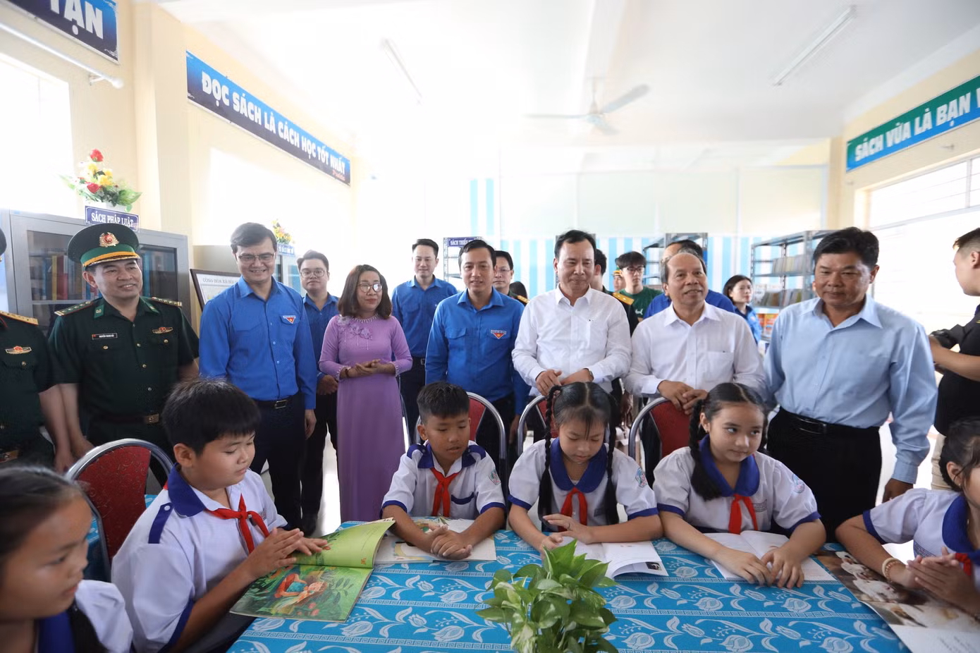 Bí thư thứ nhất T.Ư Đoàn Bùi Quang Huy cùng các đại biểu đã đến thăm, tặng quà thanh niên, trao tặng tủ sách, học bổng cho các em học sinh và dự các hoạt động an sinh xã hội trên địa bàn Long An trong dịp lễ khởi động Tháng Thanh niên năm 2025.