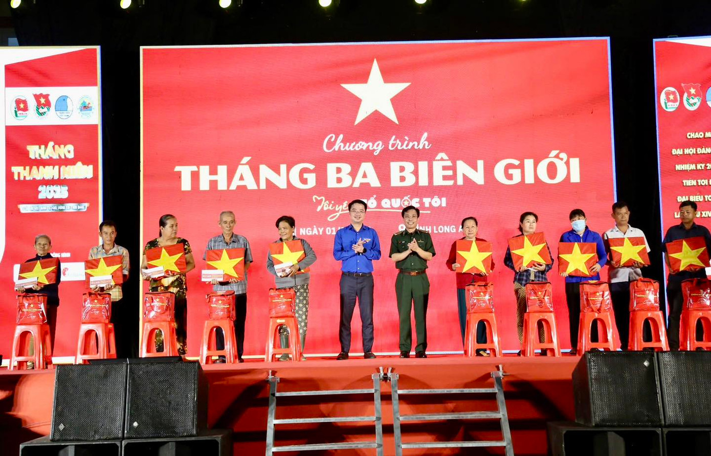 Anh Nguyễn Tường Lâm - Bí thư T.Ư Đoàn, Chủ tịch T.Ư Hội LHTN Việt Nam dự chương trình Tháng Ba biên giới và các hoạt động an sinh tại Long An.