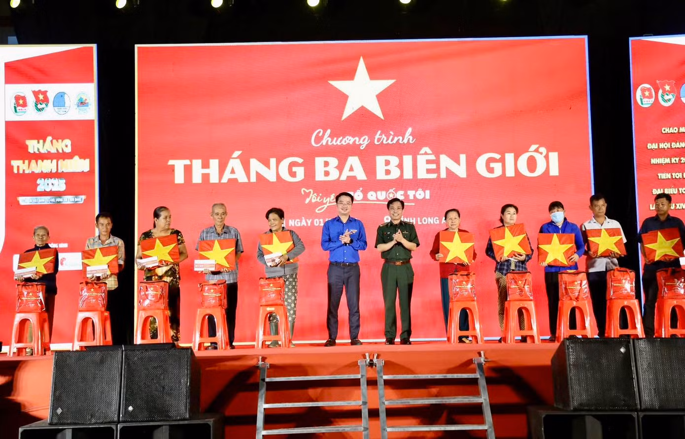 Anh Nguyễn Tường Lâm - Bí thư T.Ư Đoàn, Chủ tịch T.Ư Hội LHTN Việt Nam dự chương trình Tháng Ba biên giới và các hoạt động an sinh tại Long An.