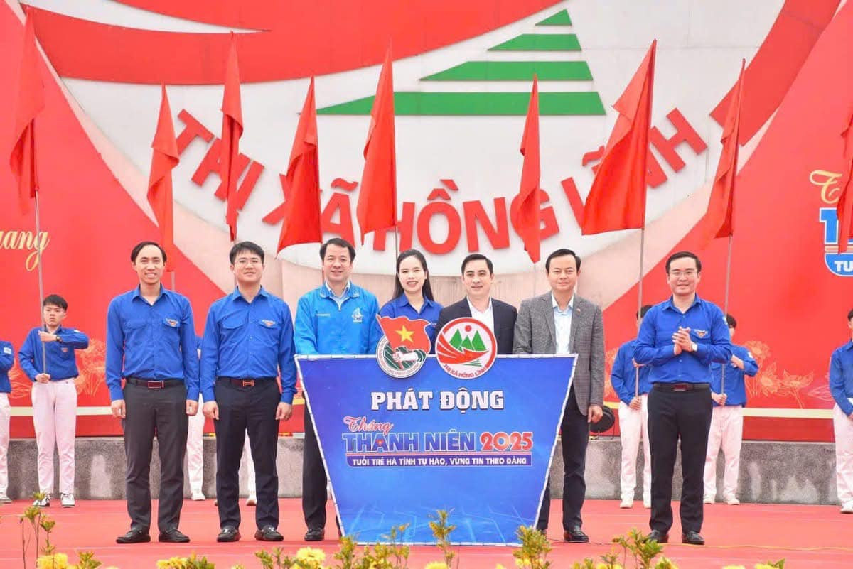 Anh Ngô Văn Cương - Bí thư T.Ư Đoàn, Chủ nhiệm Ủy ban Kiểm tra T.Ư Đoàn dự chương trình “Vững bước dưới cờ Đảng vinh quang”, và các hoạt động trong lễ ra quân Tháng Thanh niên năm 2025 tại Hà Tĩnh.