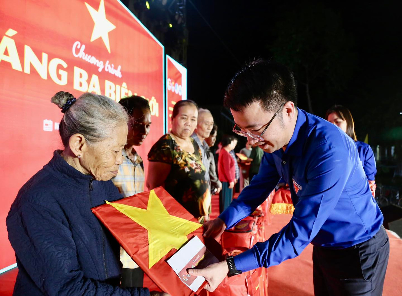 Anh Nguyễn Tường Lâm - Bí thư T.Ư Đoàn, Chủ tịch T.Ư Hội LHTN Việt Nam dự chương trình Tháng Ba biên giới và các hoạt động an sinh tại Long An.