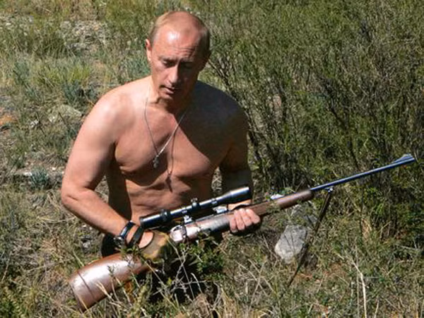Ông Putin cầm một khẩu súng săn trong chuyến đi câu cùng Hoàng tử Albert của Monaco tại vùng Siberia năm 2007