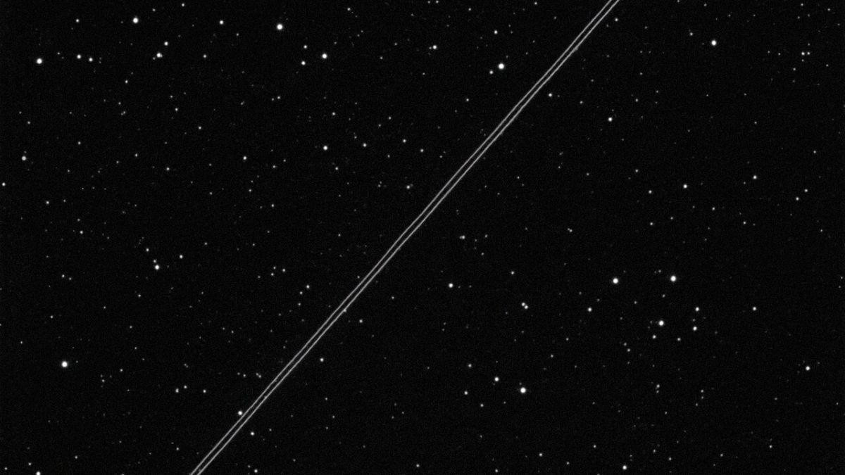 Vệ tinh liên lạc lớn nhất thế giới, BlueWalker 3, đang để lại những vạch trắng rõ nét trên các hình ảnh tua nhanh thời gian của vũ trụ vì nó quá sáng. Vệ tinh liên lạc lớn nhất thế giới, BlueWalker 3, đang để lại những vạch trắng rõ nét trên các hình ảnh tua nhanh thời gian của vũ trụ vì nó quá sáng.