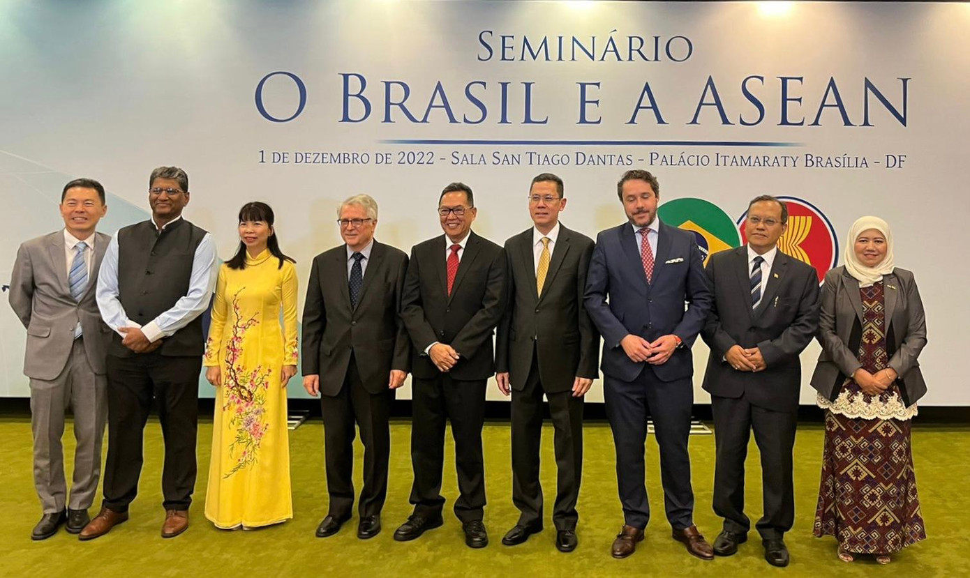 Đại sứ Phạm Thị Kim Hoa cùng đại sứ các nước ASEAN tham gia hội thảo tại Brazil. Đại sứ Phạm Thị Kim Hoa cùng đại sứ các nước ASEAN tham gia hội thảo tại Brazil.