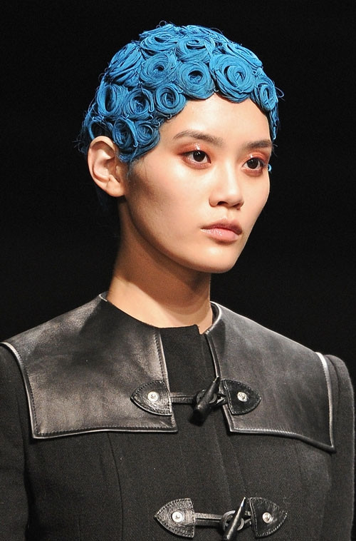 1. Chân dài Cara Delevingne xuất hiện trong show thời trang của Jean Paul Gaultier với kiểu tóc "mullet" (phía trước ngắn và phía sau dài). Tuy nhiên, bộ tóc giả lại lệch tông màu với tóc thật, khiến cô nàng trông càng ngổ ngáo. Với biểu cảm khuôn mặt nghiêm trang, thậm chí dữ dằn của người mẫu, thật không khó để nhận ra cá tính nổi loạn trong BST của Jean Paul Gaultier. Với Jean Paul Gaultier, kiểu tóc không quyết định trang phục bạn mặc trên người bởi vì chúng có thể là hai thái cực trái ngược nhau. 2. Kiểu tóc của Af Vandervorst có lẽ "độc" nhất và khó áp dụng nhất khi khuôn mặt của người mẫu bị giấu đi hoàn toàn, chỉ hở bờ môi đỏ mọng quyến rũ. Với một lớp tóc mái dài và dày như thế này che kín mặt, bạn sẽ chẳng thể nào bước đi cũng như gặp gỡ, trò chuyện với bất kỳ ai. Vì thế, đây là kiểu tóc chỉ có thể ngắm hoặc nếu có áp dụng thì phải theo một phiên bản khác. 3. Trong khi đó, người mẫu của Haider Ackermann xuất hiện trên đường băng với kiểu tóc búi - rối rắm và luộm thuộm. 4. Rick Owens không chỉ "quái" ở trang phục mà còn "quái" ở kiểu tóc cũng như trang điểm của người mẫu. Kiểu tóc "điện giật" có vẻ không bình thường nhưng biết đâu lại lọt vào mắt xanh của những cô nàng thích phong cách hoang dã. Dàn chân dài xuất hiện như những bóng ma vật vờ trên sàn catwalk. 5. Với Junya Watanabe, tóc "tổ quạ" mới là mốt của mùa thu - đông 2013, vừa ấm áp lại rất ấn tượng. Bạn có thể tạo nhiều kiểu "tổ quạ" khác nhau. 6. Givenchy lôi cuốn người xem bằng những kiểu tóc xoăn cuộn tròn nhiều màu sắc, giống như những viên kẹo ngọt ngào. Kiểu tóc này khiến nhiều người liên tưởng đến những chiếc mũ bơi.