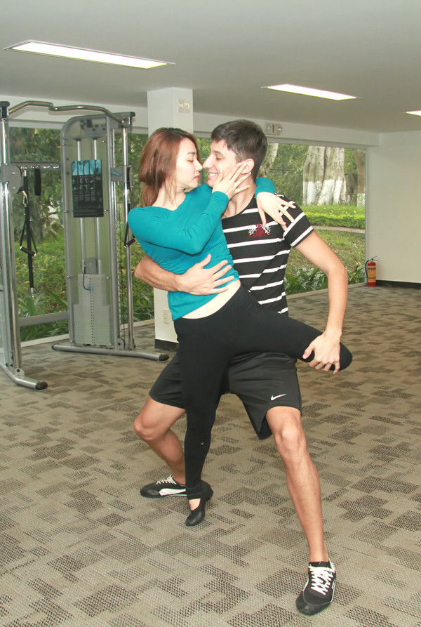 Ngân Khánh đưa bạn nhảy hotboy đi du lịch Hà Nội ảnh 2