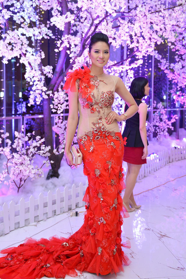 'Gái quê' Lê Thị Phương lại ăn mặc sến sẩm ảnh 1