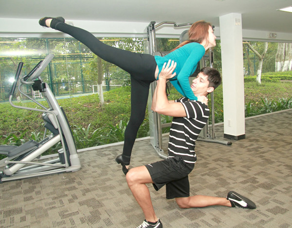 Ngân Khánh đưa bạn nhảy hotboy đi du lịch Hà Nội ảnh 3