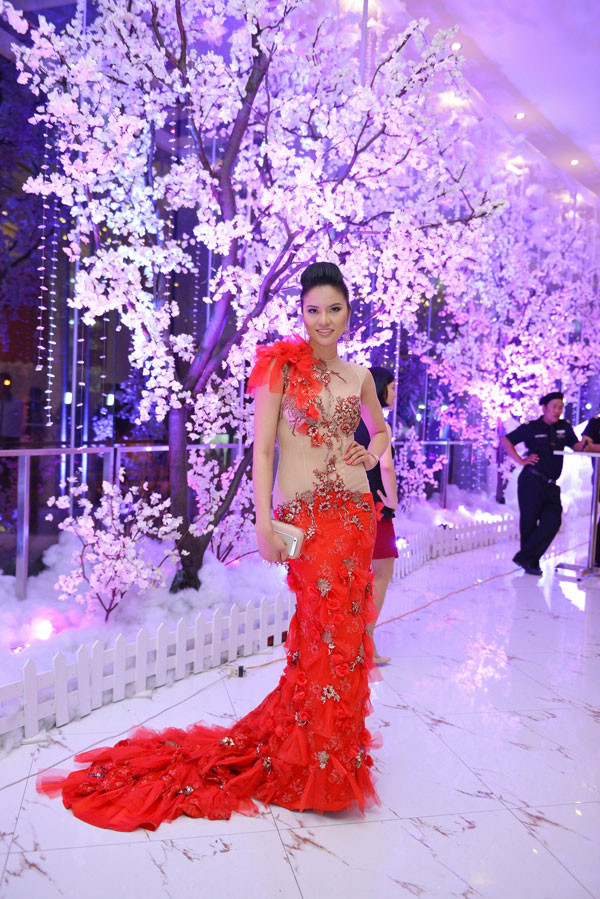 'Gái quê' Lê Thị Phương lại ăn mặc sến sẩm ảnh 2