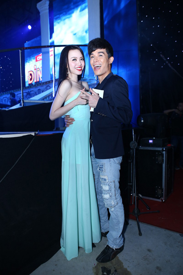 Phi Thanh Vân mặc váy công chúa, ôm chặt 'trai lạ' ảnh 9