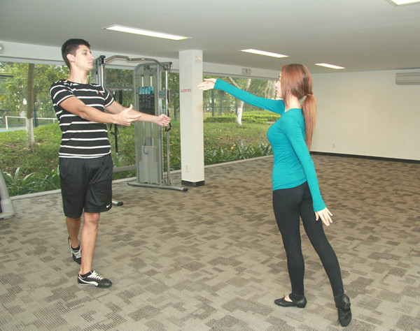 Ngân Khánh đưa bạn nhảy hotboy đi du lịch Hà Nội ảnh 1