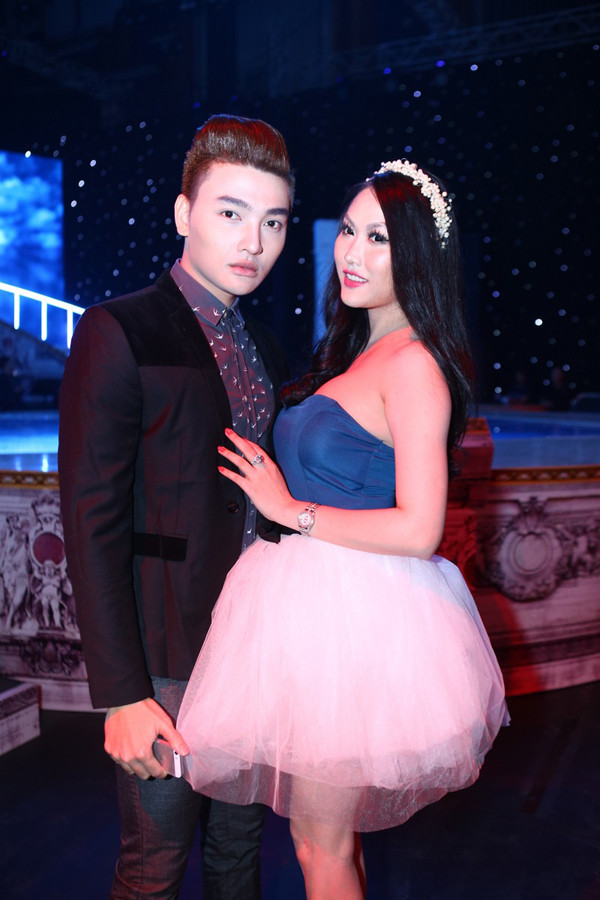 Phi Thanh Vân mặc váy công chúa, ôm chặt 'trai lạ' ảnh 4