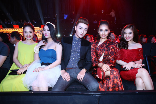 Phi Thanh Vân mặc váy công chúa, ôm chặt 'trai lạ' ảnh 13