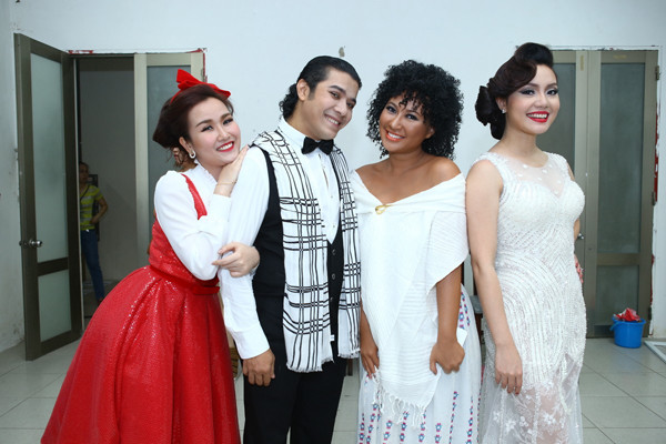 Phi Thanh Vân mặc váy công chúa, ôm chặt 'trai lạ' ảnh 14