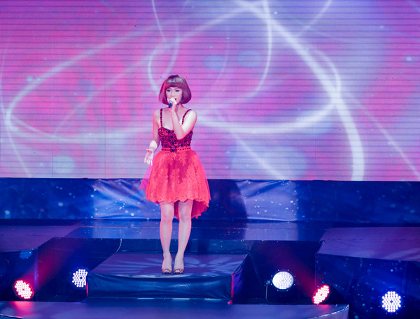 Trà My Idol xinh như búp bê với váy đỏ ảnh 2