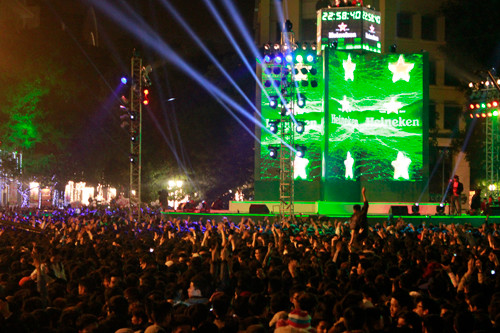 Hàng nghìn người cùng chờ đón khoảnh khắc giao thừa năm 2013 tại quảng trường Nhà hát lớn (Hà Nội)