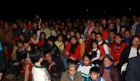 Rất đông bà con khu vực lân cận đổ về xem cuộc thi người đẹp