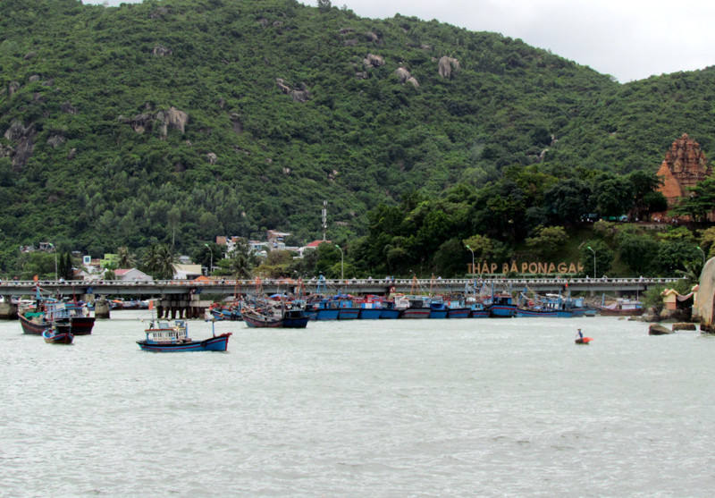 Tàu cá neo đậu gần cầu Xóm Bóng, Nha Trang