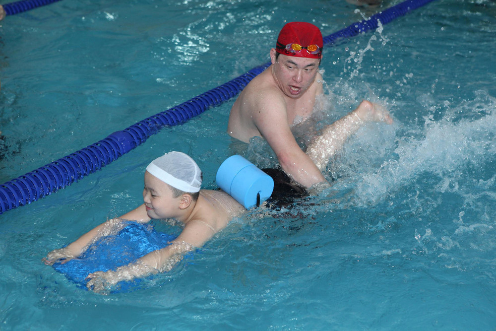 Chuyên gia bơi lội Kazuharu Okamura trực tiếp hướng dẫn trẻ. Chuyên gia bơi lội Kazuharu Okamura trực tiếp hướng dẫn trẻ