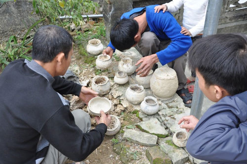 Số bình gốm cổ mà anh Dương đào bới được