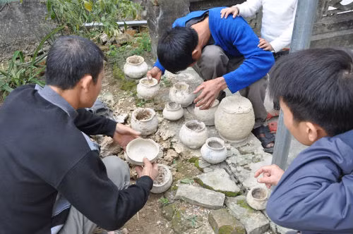 Số bình gốm cổ mà anh Dương đào bới được