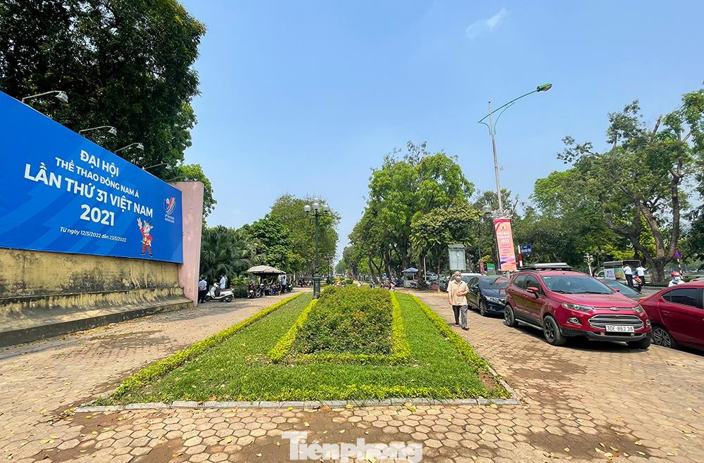 Dọc tuyến phố Trần Nhân Tông có các điểm trông giữ ô tô, xe máy ngày đêm tạo thuận lợi cho người dân muốn di chuyển tới đây đi bộ. Dọc tuyến phố Trần Nhân Tông có các điểm trông giữ ô tô, xe máy ngày đêm tạo thuận lợi cho người dân muốn di chuyển tới đây đi bộ.