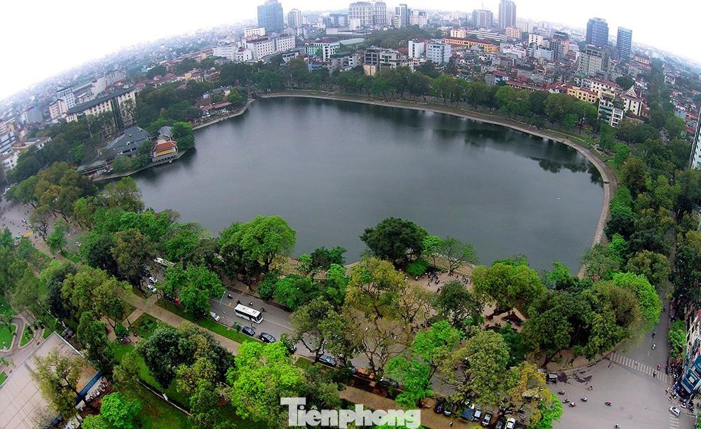 UBND thành phố Hà Nội vừa có văn bản phản hồi đề nghị của UBND quận Hai Bà Trưng về chủ trương xây dựng Đề án tổ chức không gian đi bộ. Theo đó, Phó Chủ tịch UBND thành phố Hà Nội giao Sở GTVT chủ trì, phối hợp với các Sở Công thương, Tài chính, Kế hoạch và Đầu tư, Du lịch, Công an thành phố và các đơn vị xem xét đề nghị tổ chức không gian đi bộ. Tham mưu báo cáo thành phố theo quy định. Trong ảnh: Toàn cảnh hồ Thiền Quang nhìn từ trên cao. UBND thành phố Hà Nội vừa có văn bản phản hồi đề nghị của UBND quận Hai Bà Trưng về chủ trương xây dựng Đề án tổ chức không gian đi bộ. Theo đó, Phó Chủ tịch UBND thành phố Hà Nội giao Sở GTVT chủ trì, phối hợp với các Sở Công thương, Tài chính, Kế hoạch và Đầu tư, Du lịch, Công an thành phố và các đơn vị xem xét đề nghị tổ chức không gian đi bộ. Tham mưu báo cáo thành phố theo quy định. Trong ảnh: Toàn cảnh hồ Thiền Quang nhìn từ trên cao.