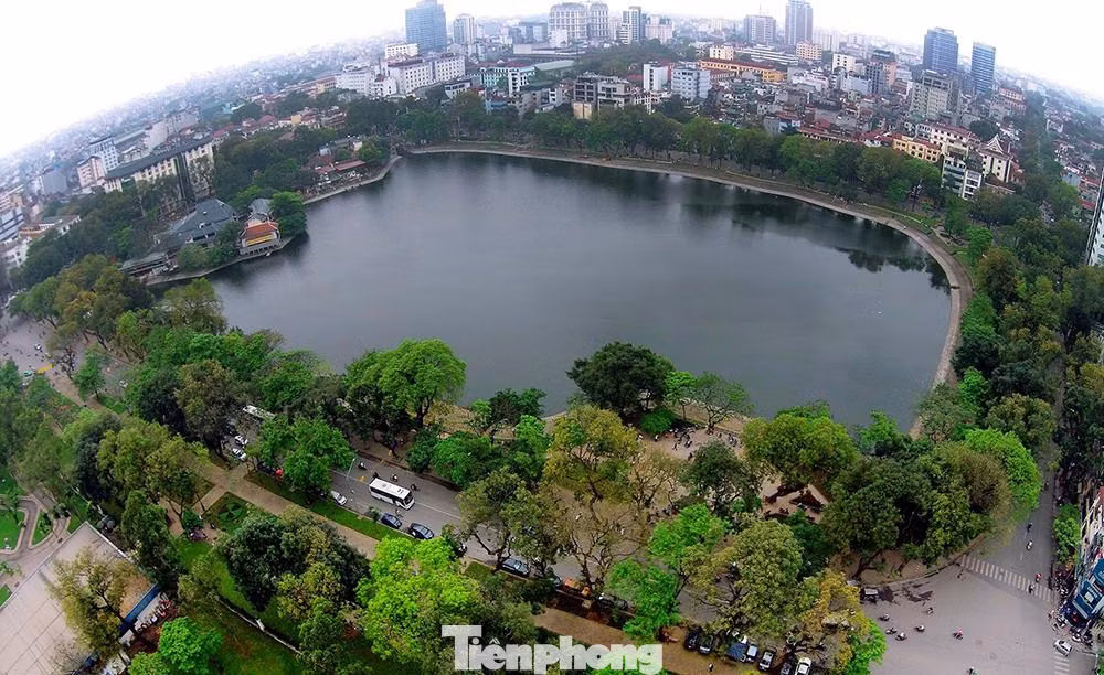 UBND thành phố Hà Nội vừa có văn bản phản hồi đề nghị của UBND quận Hai Bà Trưng về chủ trương xây dựng Đề án tổ chức không gian đi bộ. Theo đó, Phó Chủ tịch UBND thành phố Hà Nội giao Sở GTVT chủ trì, phối hợp với các Sở Công thương, Tài chính, Kế hoạch và Đầu tư, Du lịch, Công an thành phố và các đơn vị xem xét đề nghị tổ chức không gian đi bộ. Tham mưu báo cáo thành phố theo quy định. Trong ảnh: Toàn cảnh hồ Thiền Quang nhìn từ trên cao.