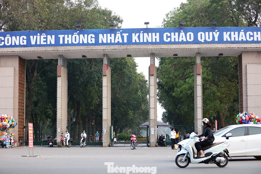 Công viên Thống Nhất đối diện hồ Thiền Quang là một trong những công viên lớn ở Hà Nội, và được tiếp giáp với 4 mặt phố: phố Trần Nhân Tông, Nguyễn Đình Chiểu, Lê Duẩn và Đại Cồ Việt. Công viên Thống Nhất đối diện hồ Thiền Quang là một trong những công viên lớn ở Hà Nội, và được tiếp giáp với 4 mặt phố: phố Trần Nhân Tông, Nguyễn Đình Chiểu, Lê Duẩn và Đại Cồ Việt.