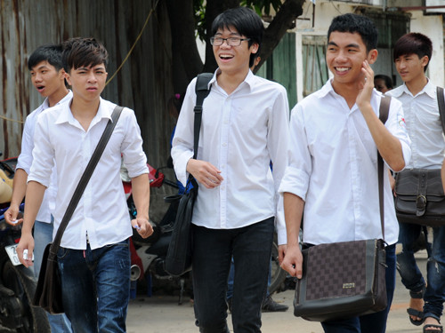 Nhiều thí sinh cười tươi ra về sau giờ thi môn Ngữ Văn. Ảnh: Tuấn Nguyễn