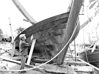 Liên tập đoàn trưởng Vũ Văn Cự bên con tàu đang đóng công suất 700CV, lớn nhấp Lập Lê. Ảnh: Phạm Anh