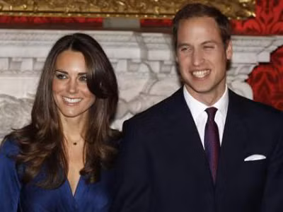 Hoàng tử William và vợ chưa cưới Kate Middleton ra mắt báo giới sau khi tuyên bố đính hôn. Ảnh: Reuters
