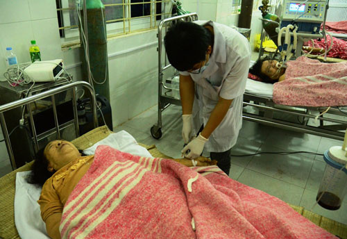 Do va đập mạnh, nhiều hành khách bị thương nặng vẫn đang được cấp cứu tại Bệnh viện đa khoa H.Bảo Yên - Ảnh: Phạm Ngọc Triển 