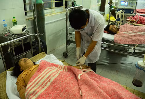 Do va đập mạnh, nhiều hành khách bị thương nặng vẫn đang được cấp cứu tại Bệnh viện đa khoa H.Bảo Yên - Ảnh: Phạm Ngọc Triển 