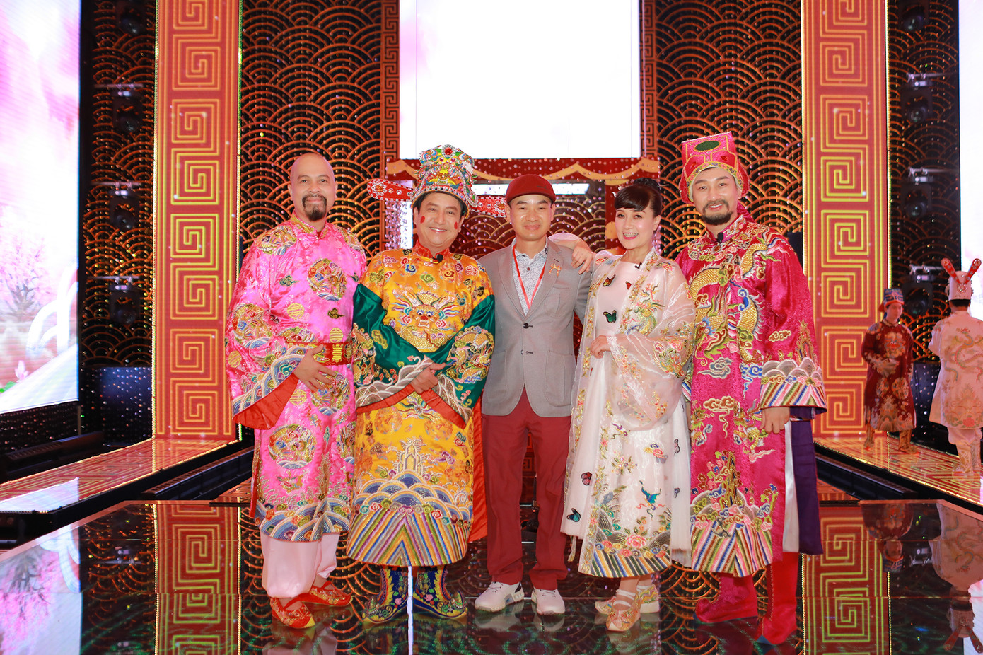 Táo quân thu hút không chỉ vì những màn “tung hứng” hài hước của các Táo, chương trình hài này còn đề cập những vấn đề nóng của đất nước trong năm khiến khán giả háo hức.