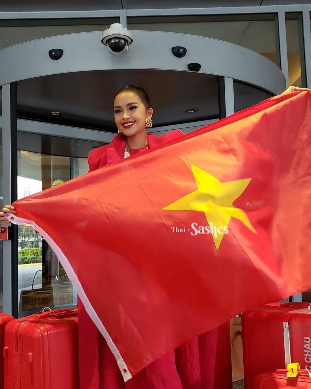 Ngày 3/1 theo giờ Mỹ, Hoa hậu Ngọc Châu có mặt tại khách sạn nơi diễn ra cuộc thi Miss Universe 2022 ở New Orleans, Mỹ. Cô nổi bật khi diện bộ trang phục tông màu đỏ rực rỡ. Người đẹp tự hào khoác trên mình lá cờ đỏ sao vàng. Ngọc Châu cũng ghi điểm với phong cách trang điểm và làm tóc sang trọng, chuyên nghiệp.